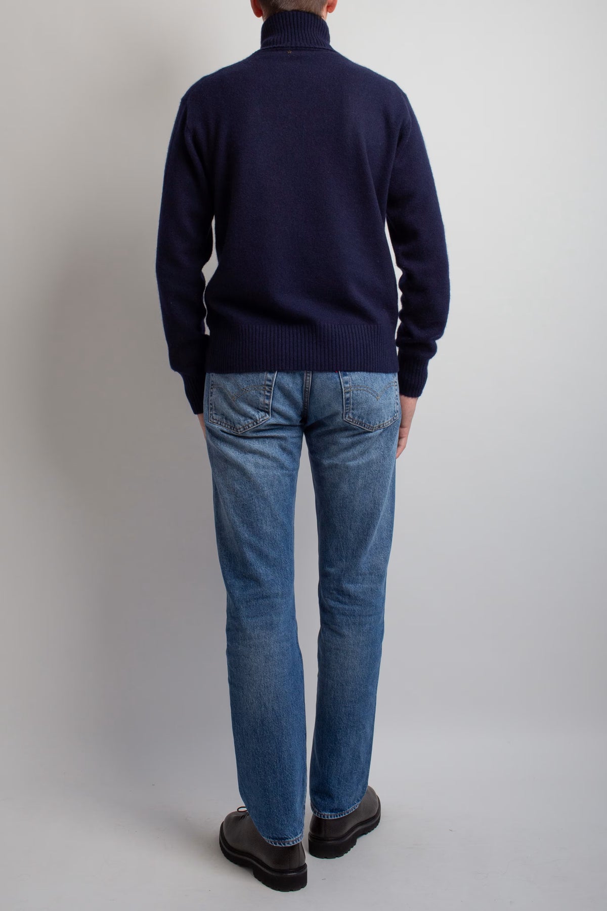 NAVY CASHMERE TURTLENECK SWEATER